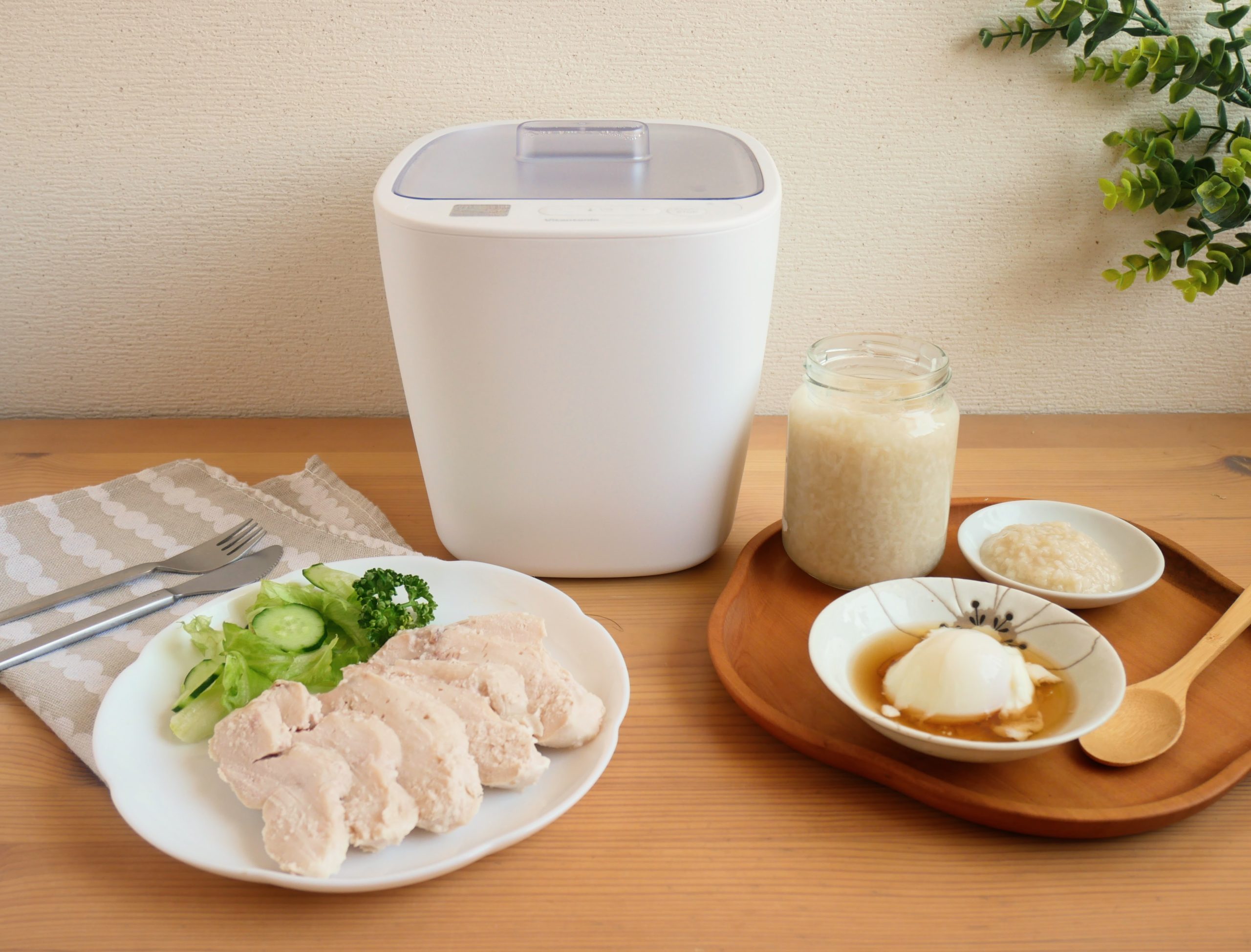 ビタントニオ「発酵メーカー」と器に入ったサラダチキン、温泉卵、塩麹