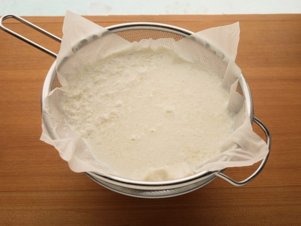 フレッシュチーズを水切りする様子