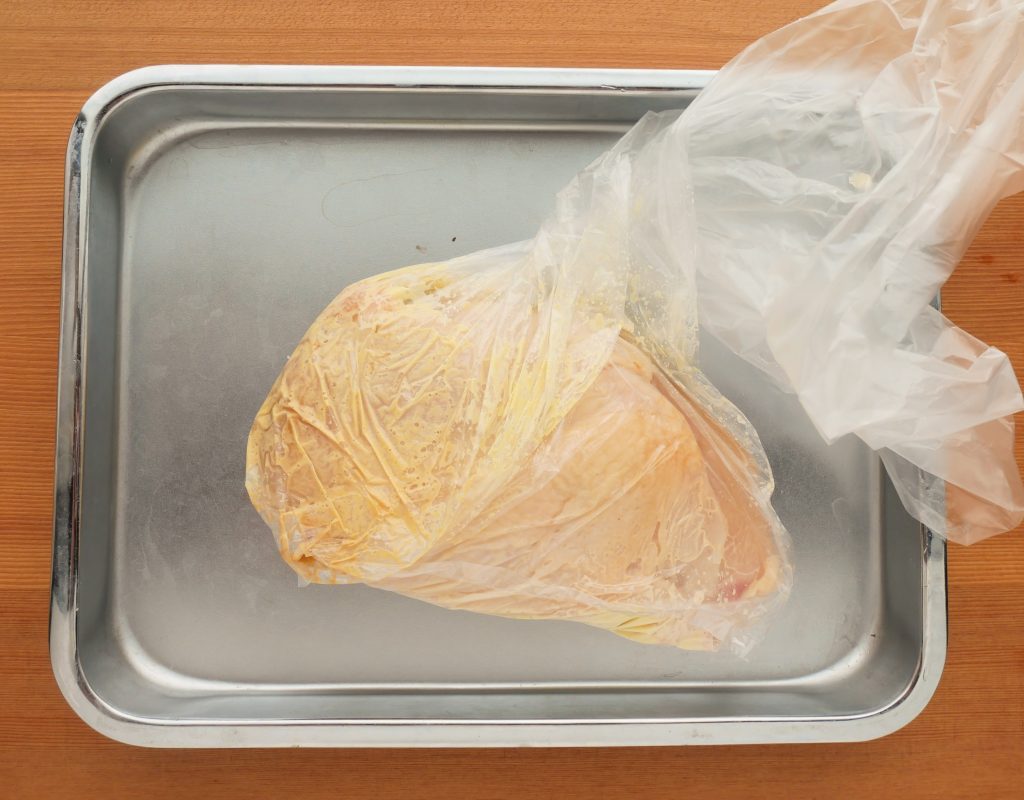 鶏むね肉に下味を付ける様子