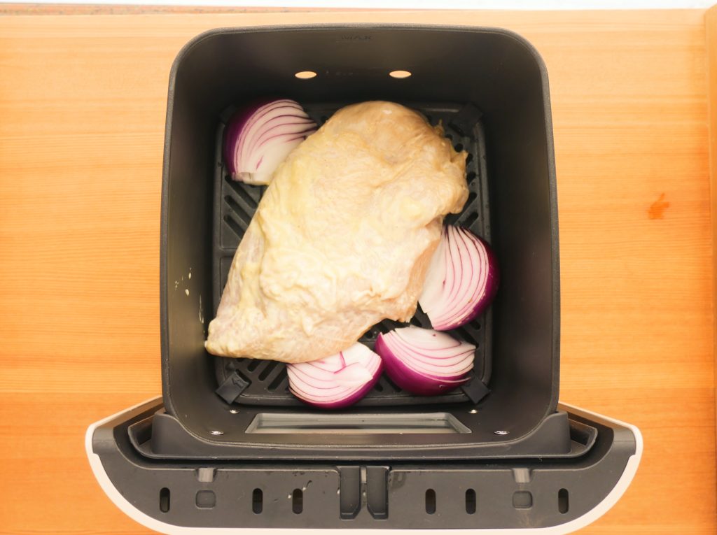 ハイスチームエアーオーブンのバスケットに入った、鶏むね肉と玉ねぎ