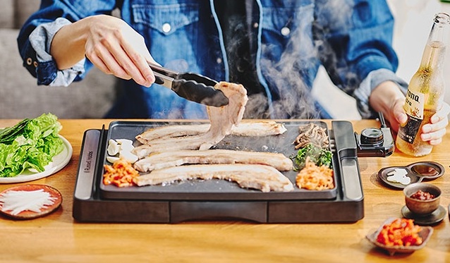 ベーシックホットプレートで肉を焼く様子