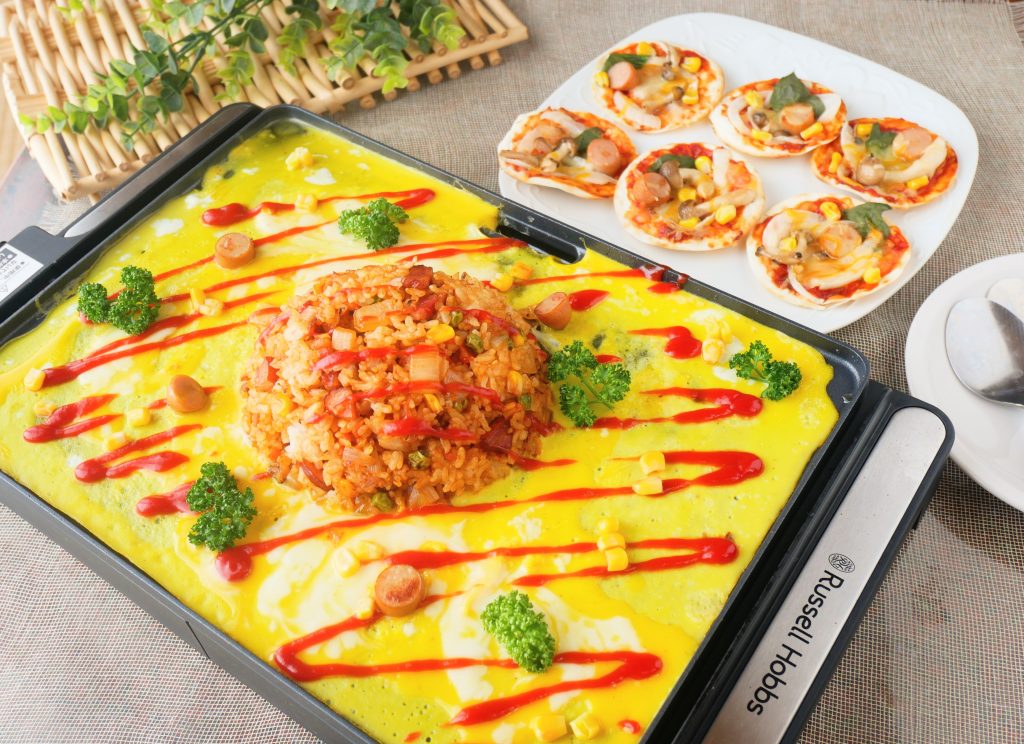 ベーシックホットプレートで焼いたオムライスと、皿に盛られたミニピザ