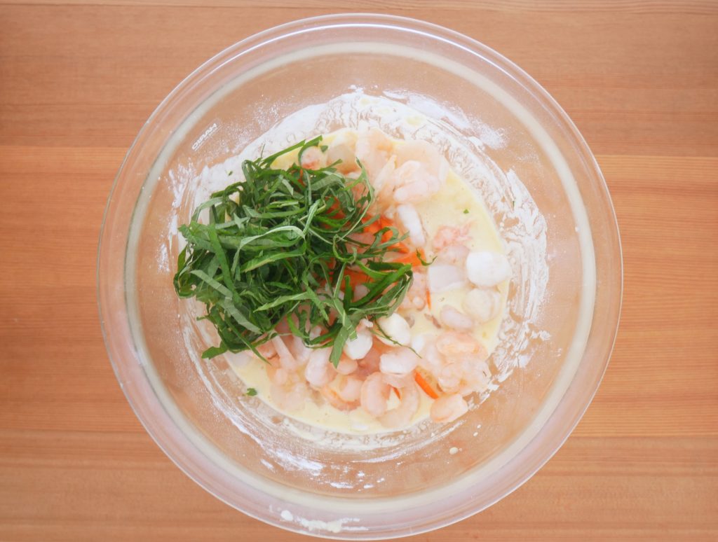 チヂミ生地に材料を混ぜる様子