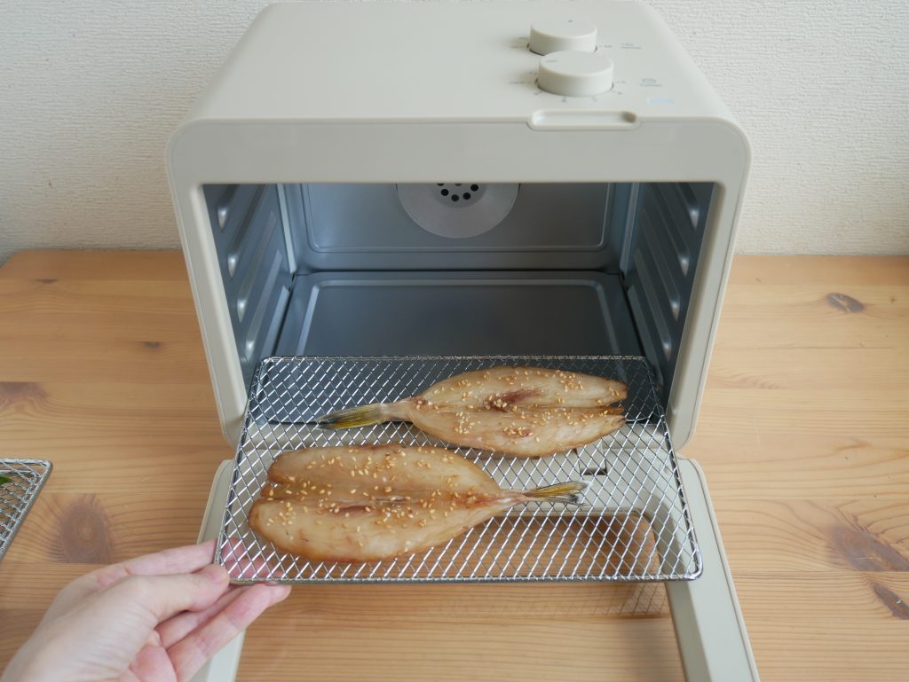 たれに漬けた魚をドライフード＆ヨーグルトメーカーに入れる様子