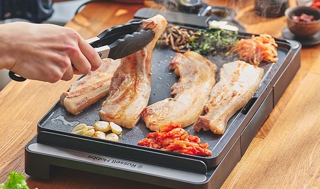 ベーシックホットプレートでサムギョプサルを焼く様子
