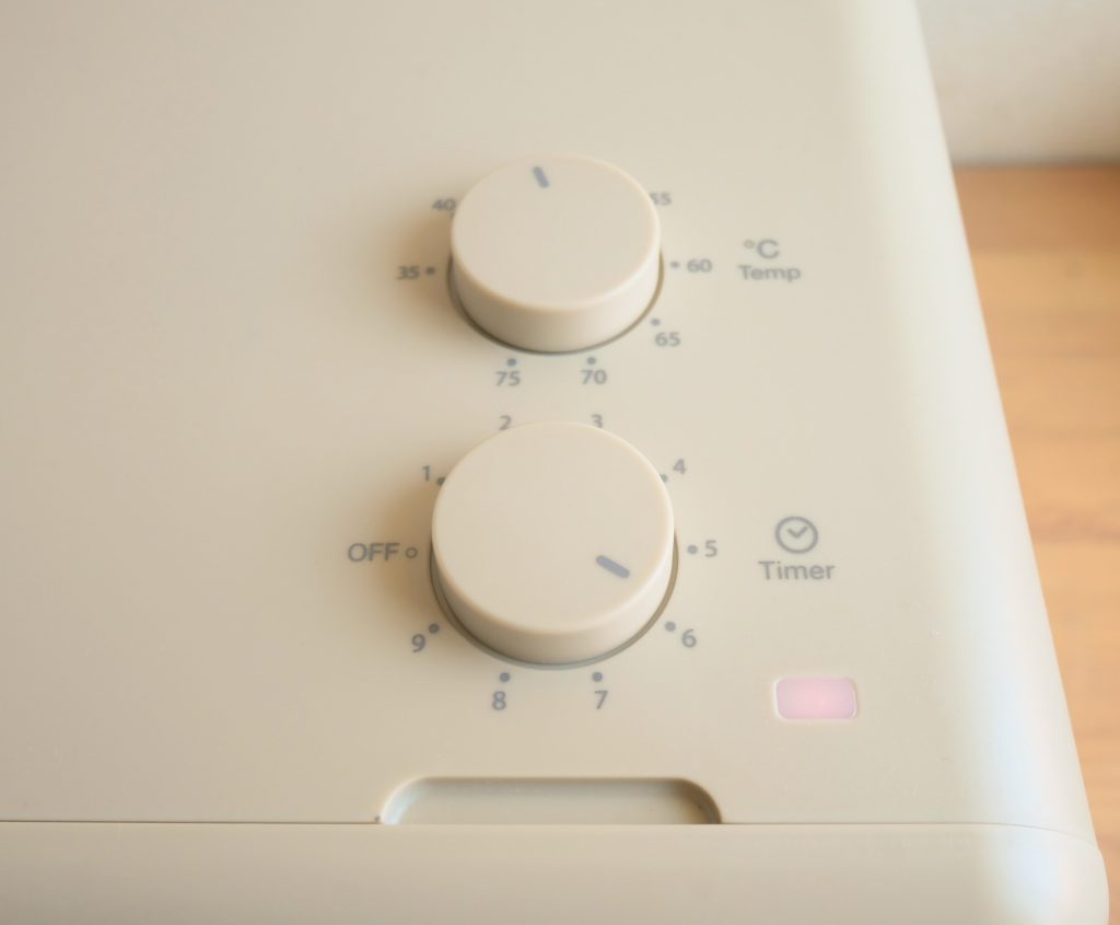 ドライフード&ヨーグルトメーカーの2種類のダイヤルを設定する様子