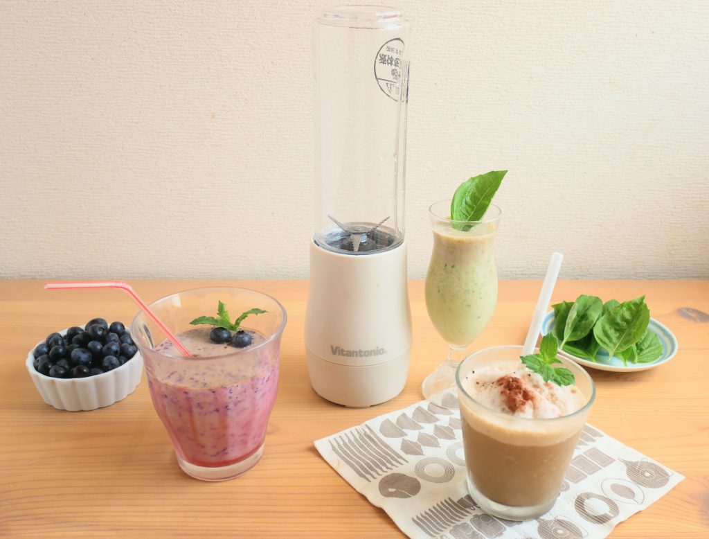 ミニボトルブレンダーとグリーンスムージー、ブルーベリースムージー、フローズンコーヒー