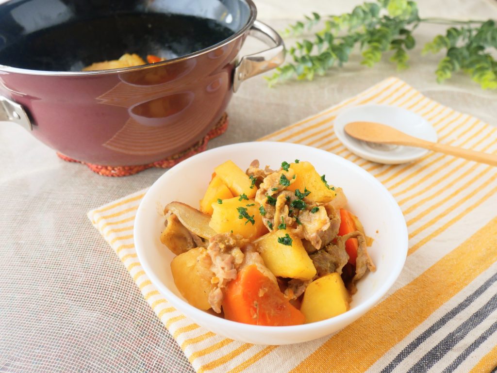 皿に盛られたカレー肉じゃがとミネラルライスポット