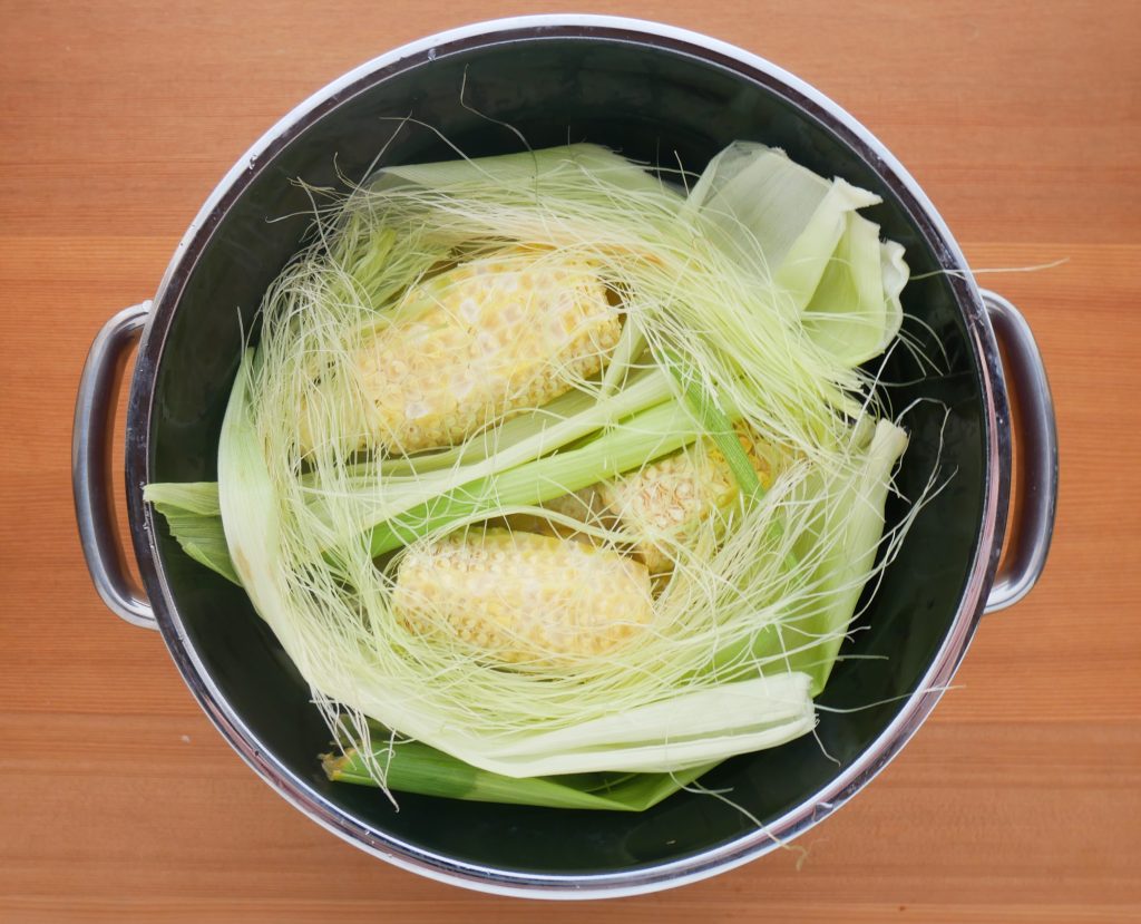ミネラルライスポットにとうもろこしご飯の材料を入れる様子