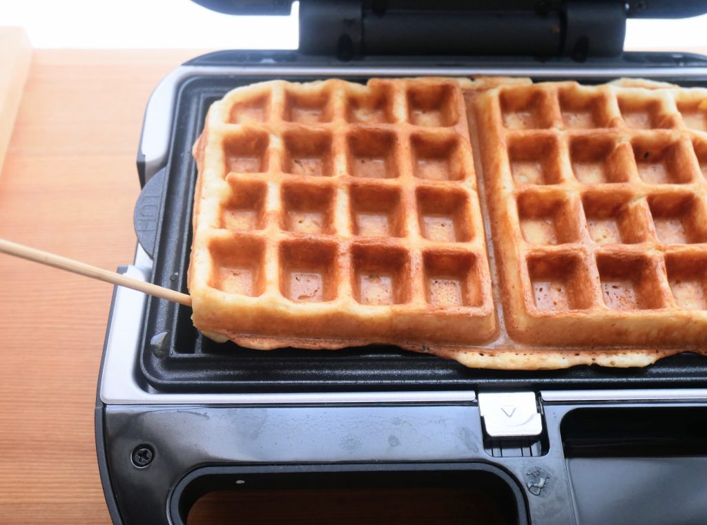 竹串でワッフルの端をひっかける様子