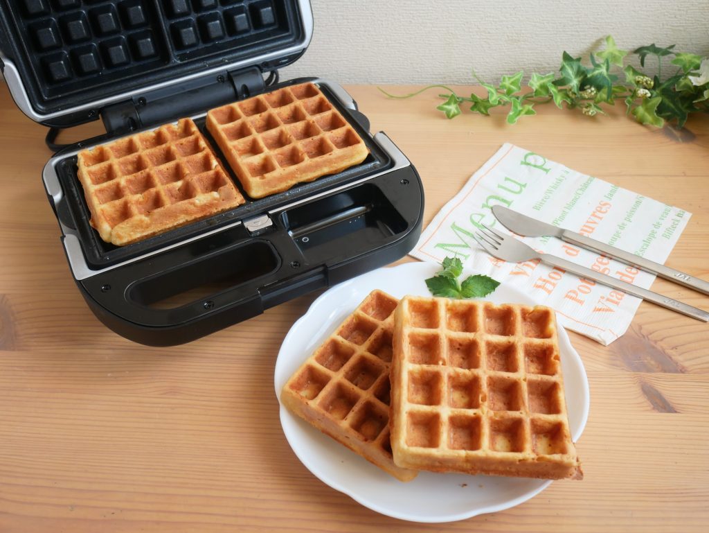 ワッフル＆ホットサンドベーカーと皿に盛られたワッフル