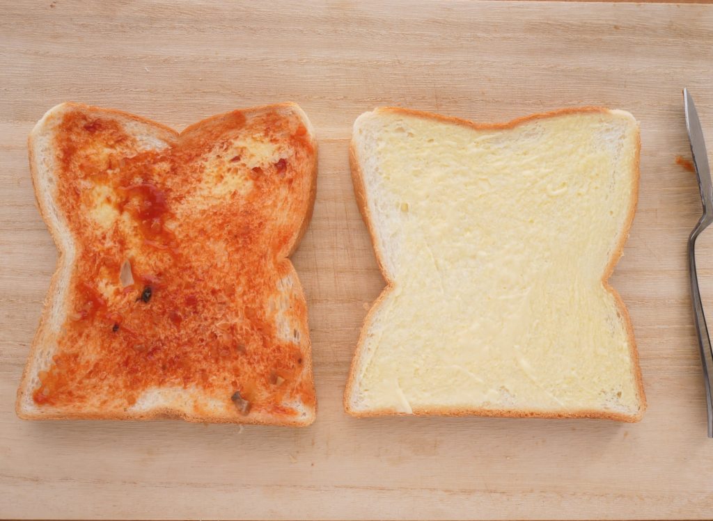 食パンにピザソースとマヨネーズを塗る様子