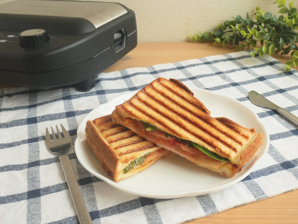 皿に盛られたイタリアンホットサンド
