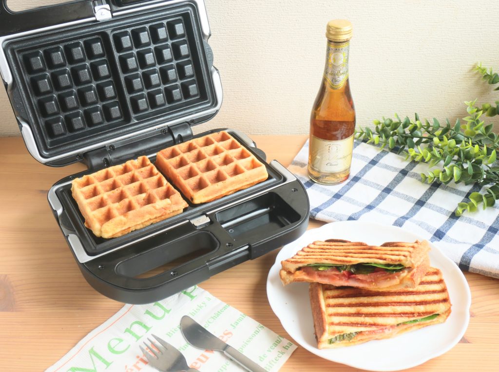 ワッフル＆ホットサンドベーカーで焼いたワッフルと、白い皿に盛られたイタリアンホットサンド