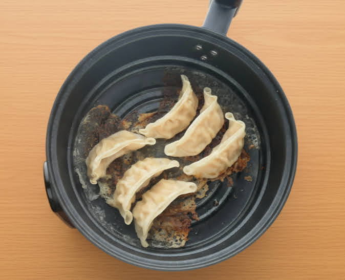フライ2ポットの鍋で焼いた餃子
