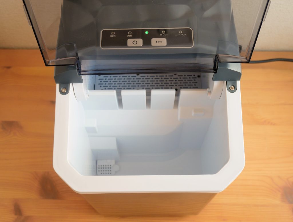 本体に水を入れる様子