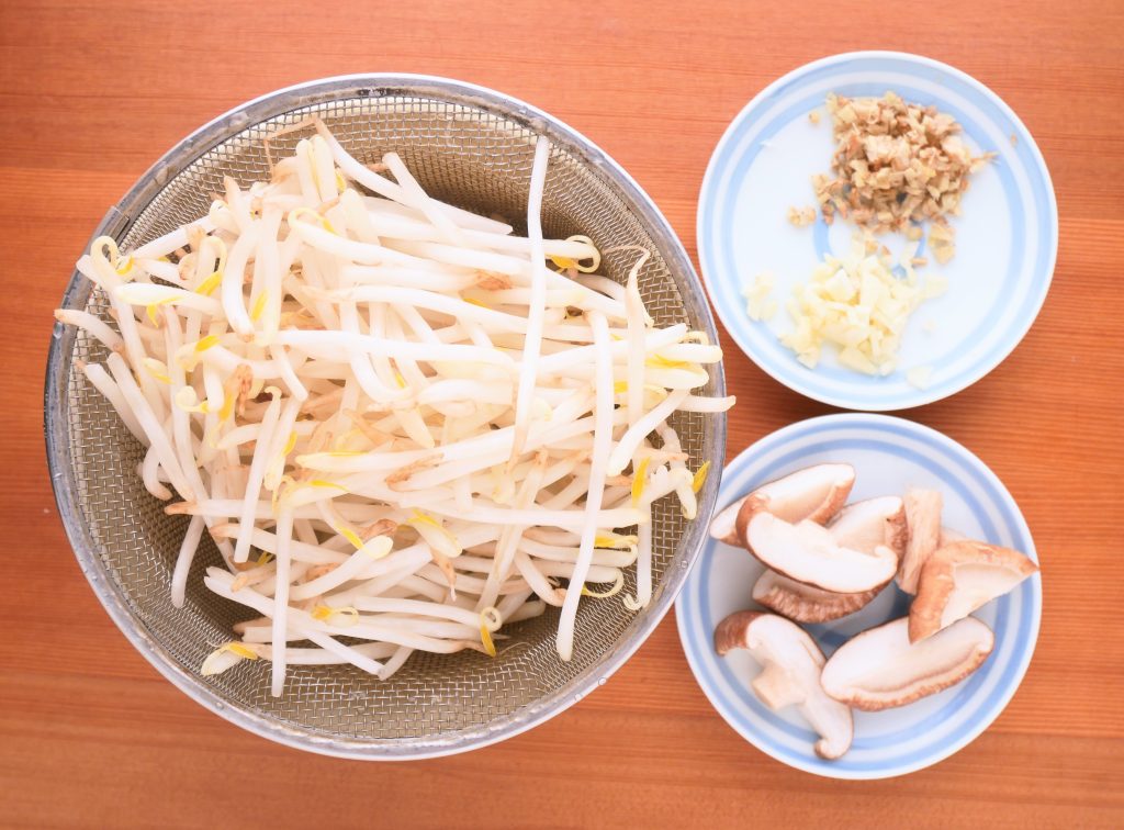 下ごしらえをしたもやし、にんにく、しょうが、しいたけ