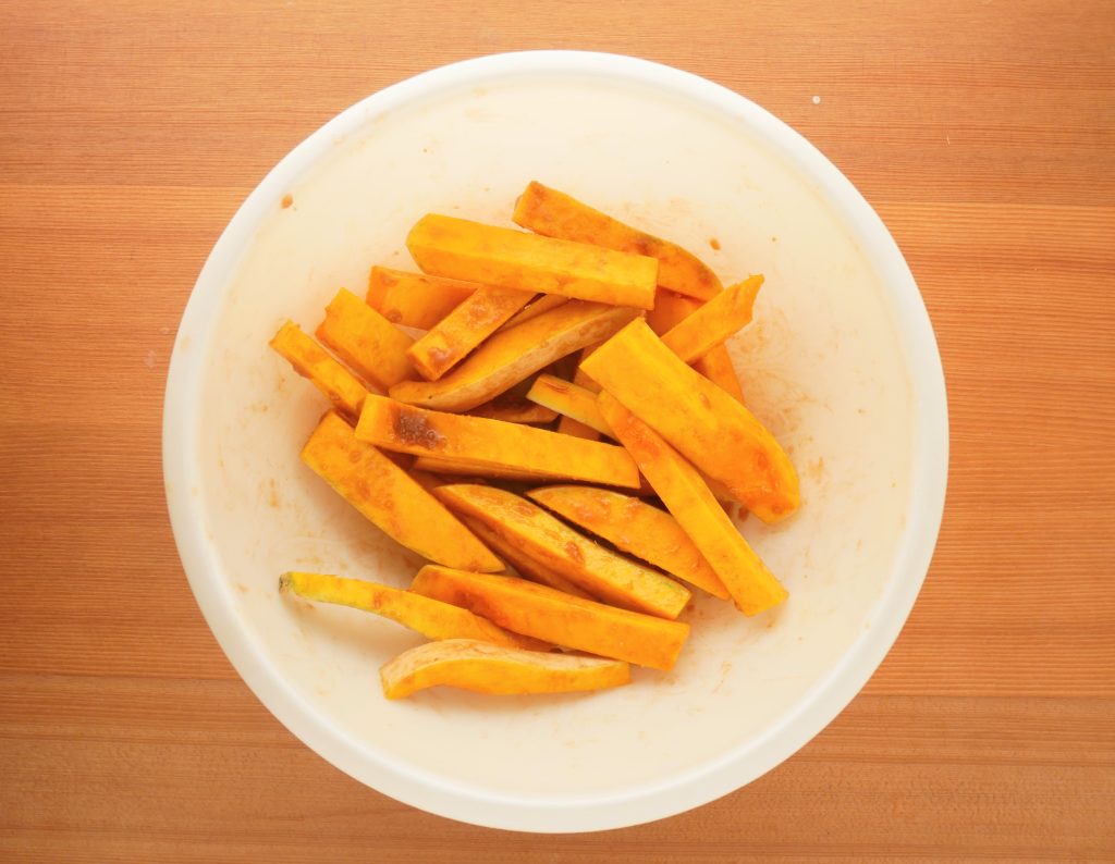 かぼちゃに調味料を混ぜたボウル