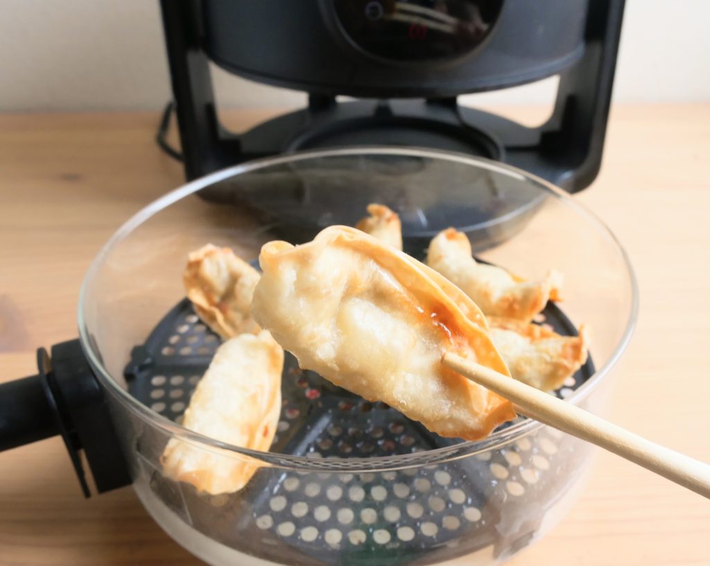 加熱した餃子を箸で持ち上げる様子
