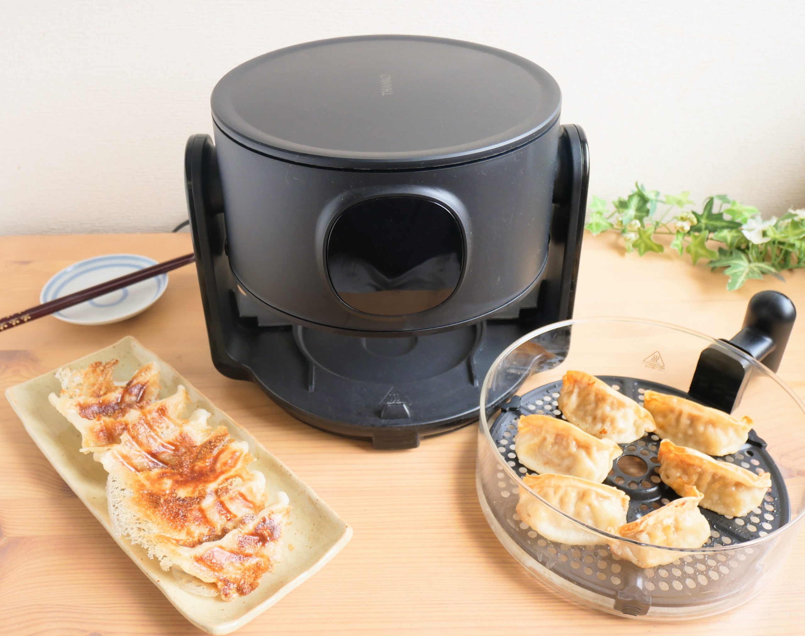 フライ2バディとガラスポットに入った餃子、皿に盛られた焼き餃子