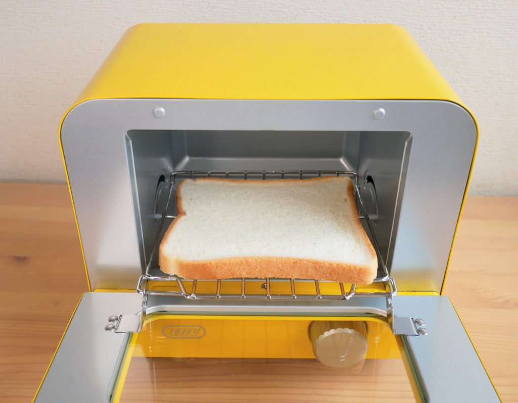 オーブントースターミニに食パンをのせる様子