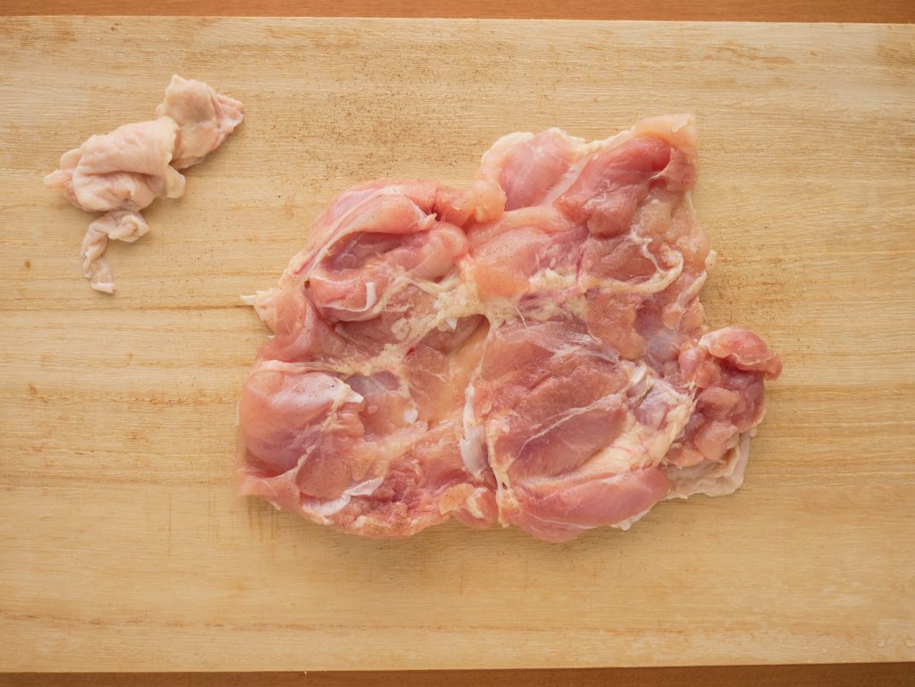 鶏もも肉の下処理をする様子
