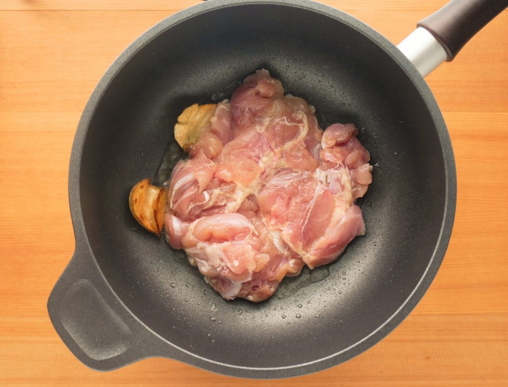 味わい鍋で鶏もも肉を焼く様子