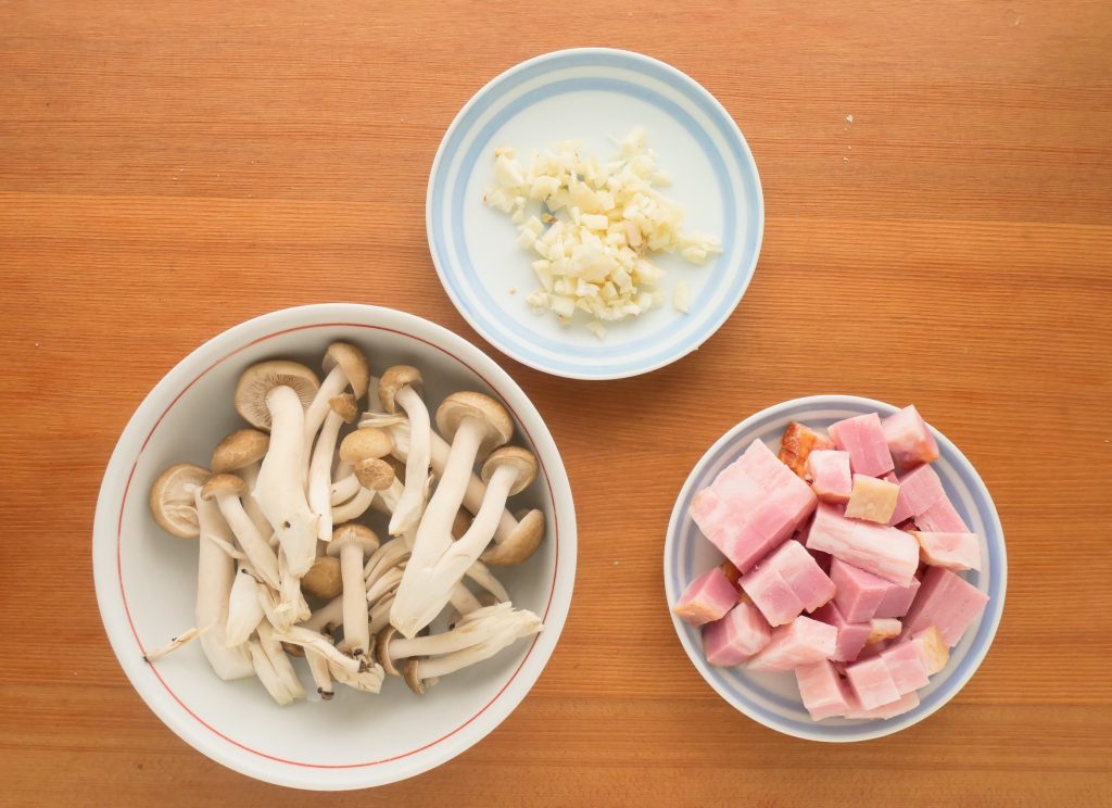 下準備をしたしめじ、ベーコン、にんにく