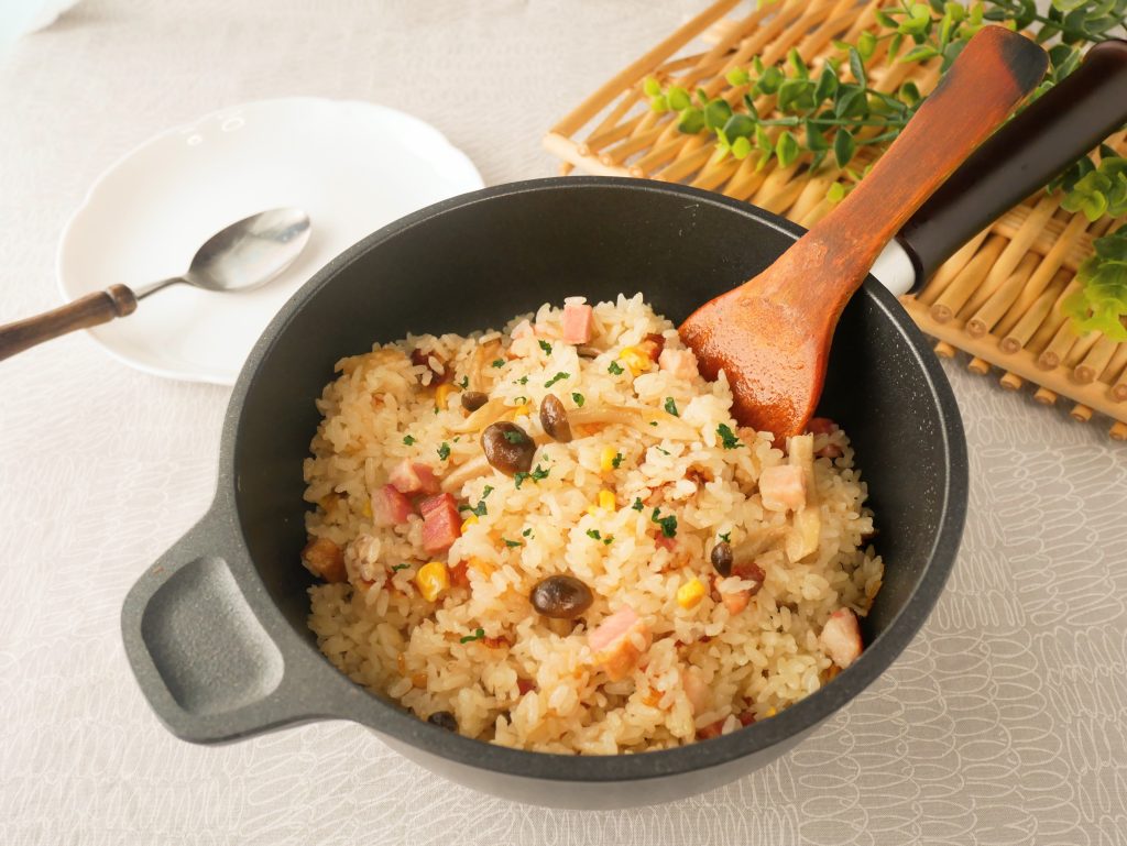 味わい鍋に入った、ベーコンときのこのガリバタ炊き込みごはん