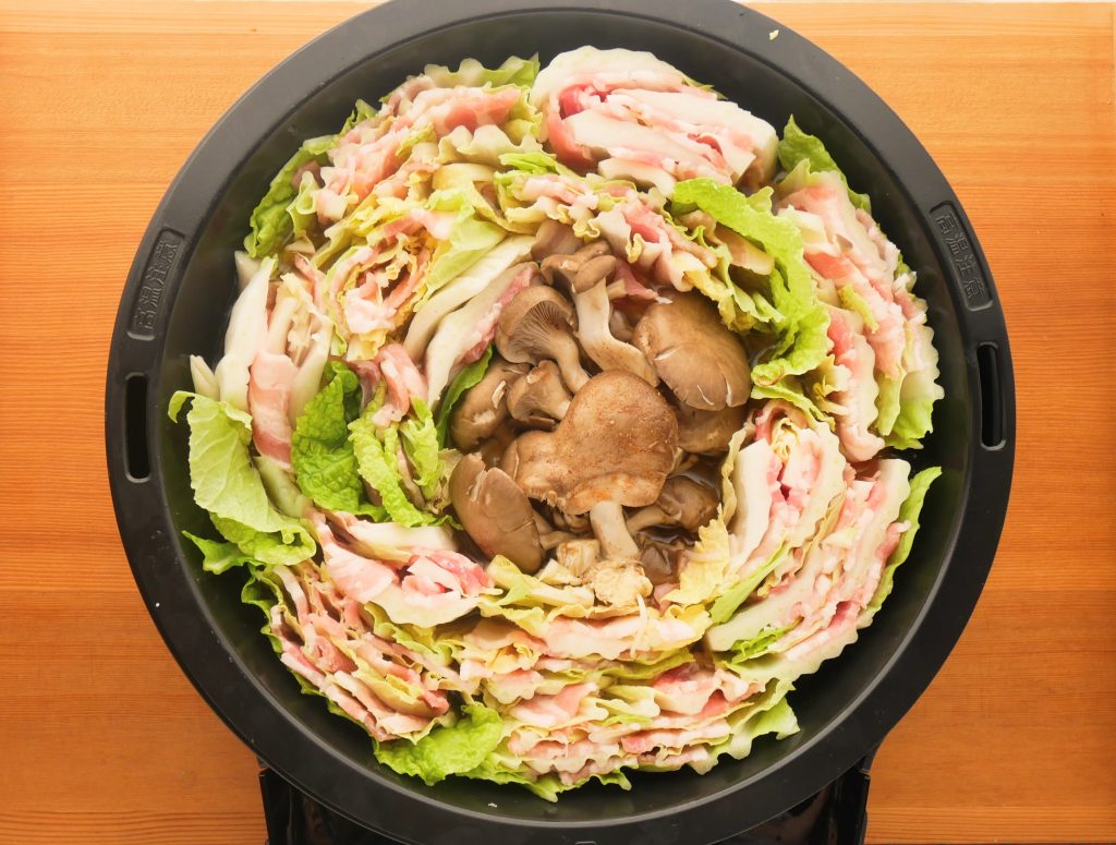 おうちいろりの深皿に、ミルフィーユ鍋の材料を入れる様子