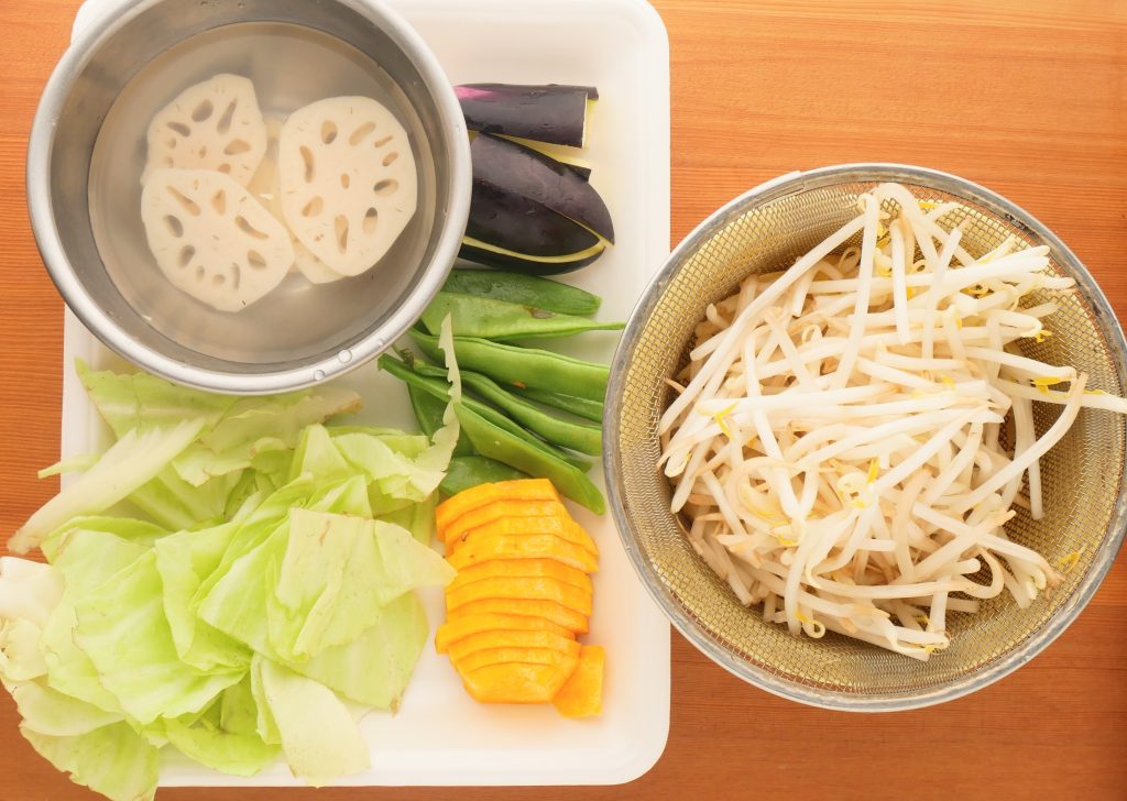 せいろ蒸し風の野菜を下ごしらえする様子