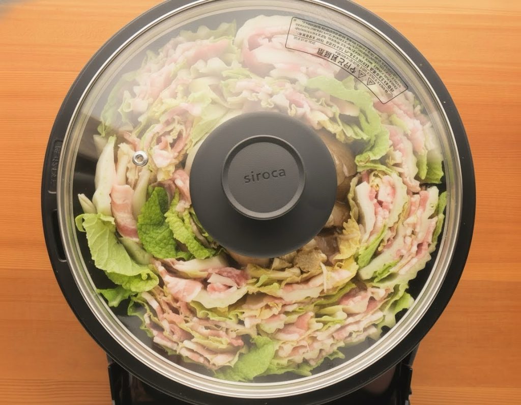 おうちいろりの深鍋でミルフィーユ鍋を煮る様子