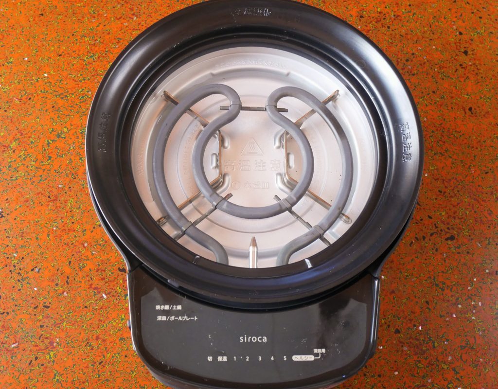 おうちいろりの本体部品をセットする様子