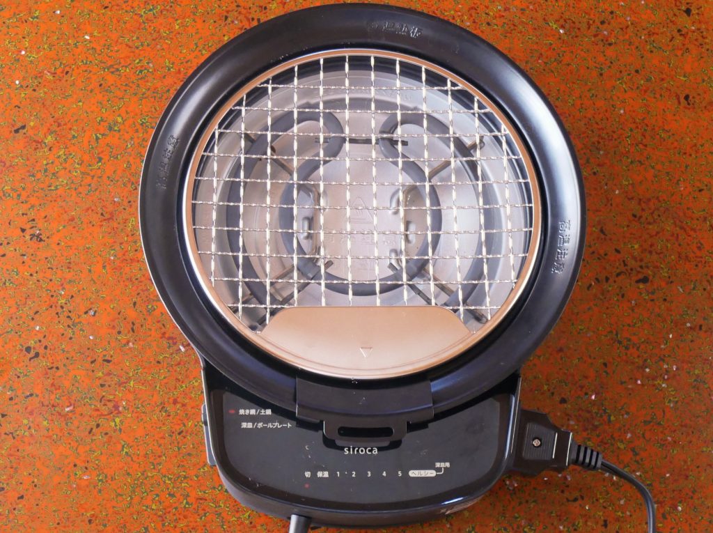 おうちいろりの本体に焼き網を取り付ける様子