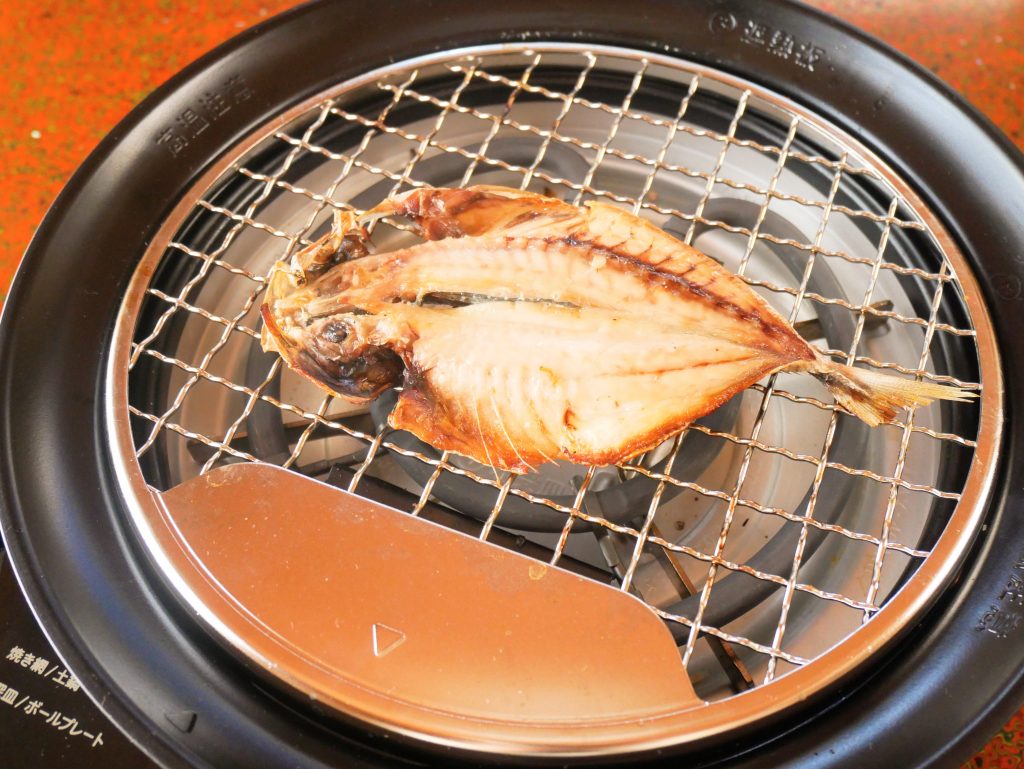 おうちいろりで干物のあじを焼く様子
