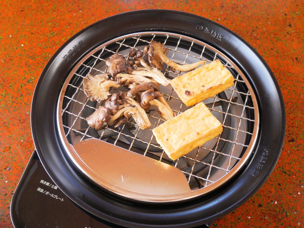 おうちいろりで厚揚げとひらたけを焼く様子