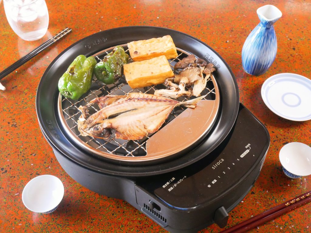 おうちいろりで炉端焼きをする様子