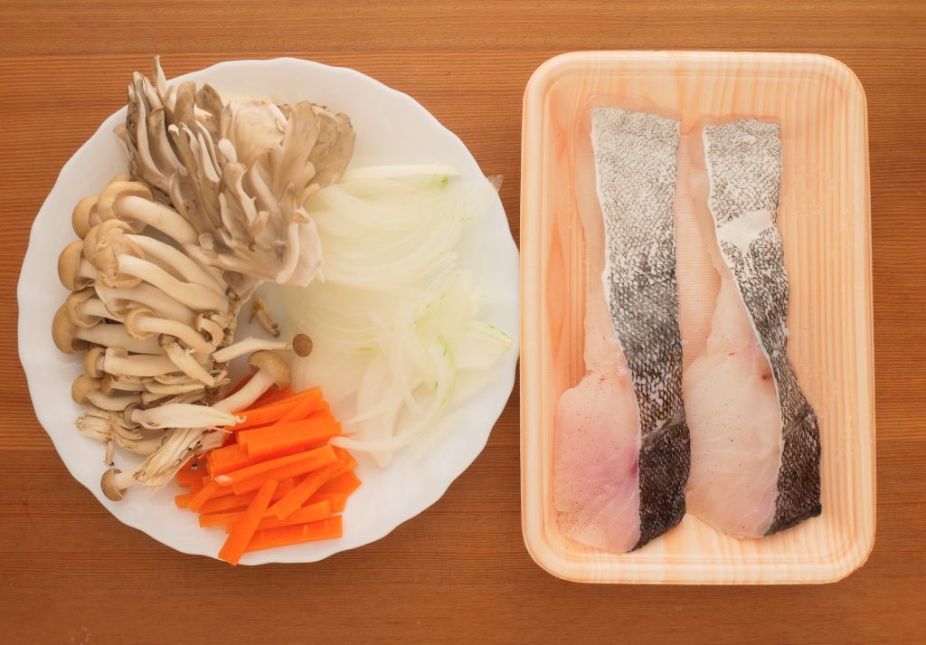 たらときのこ、やさいを下ごしらえする様子