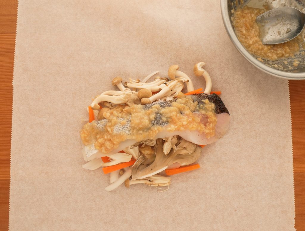 クッキングシートに具材をのせる様子