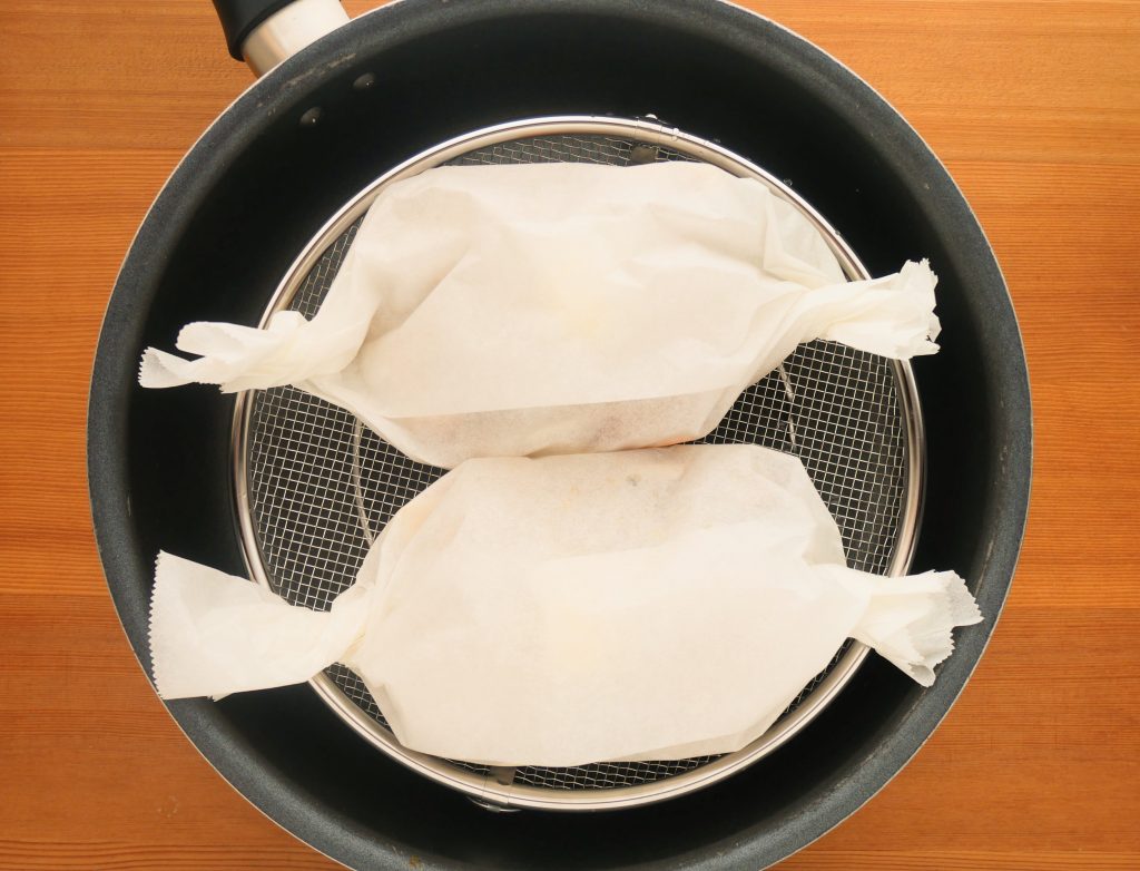 盆ざるをフライパンに入れる様子