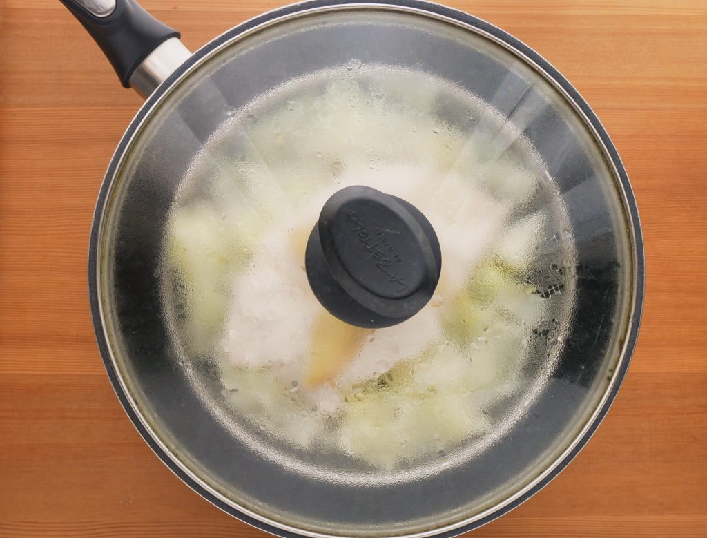 フライパンに盆ざるを入れて蒸す様子