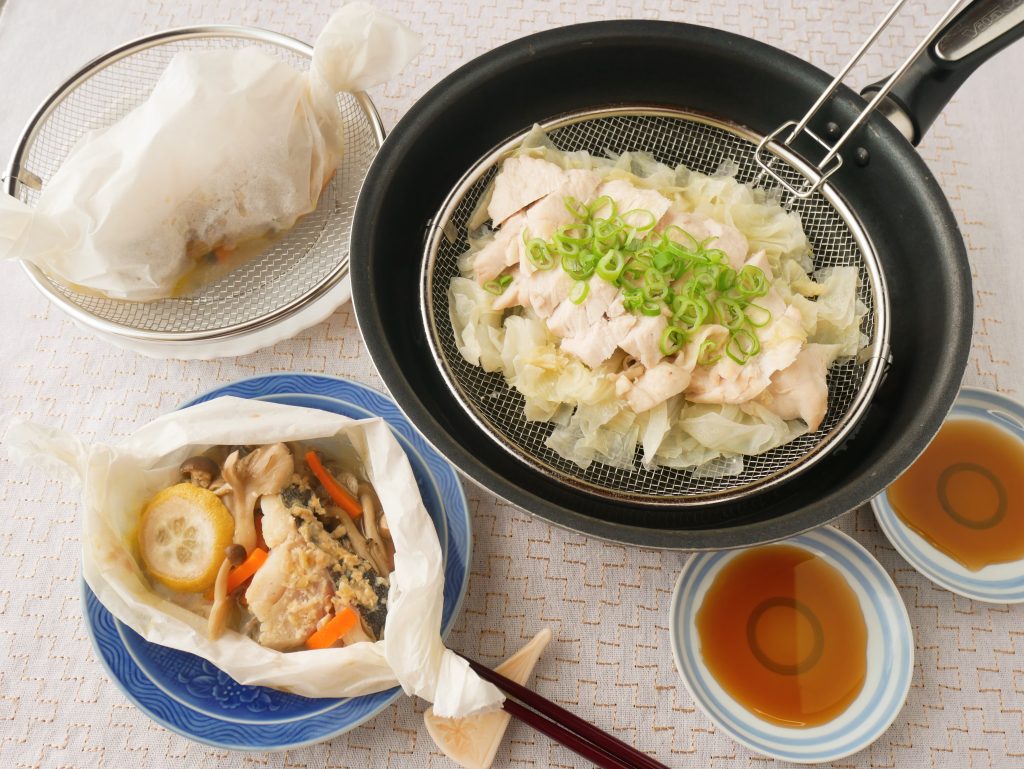 盆ざるを使った、鶏むね肉とキャベツの中華蒸し、たらときのこの包み蒸し