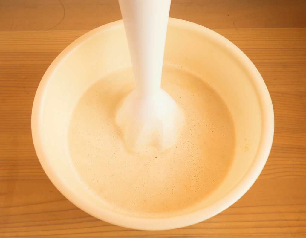 ボウルに入った材料ををブレンダーにかける様子