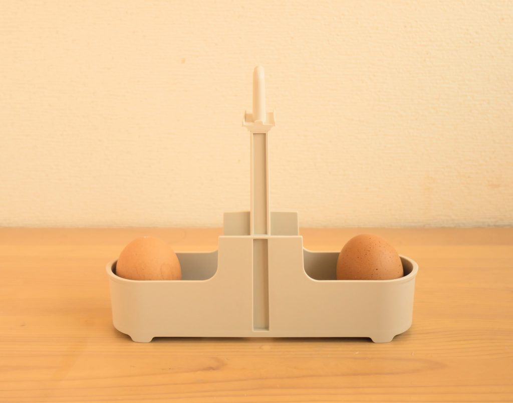 卵をカゴにのせる様子