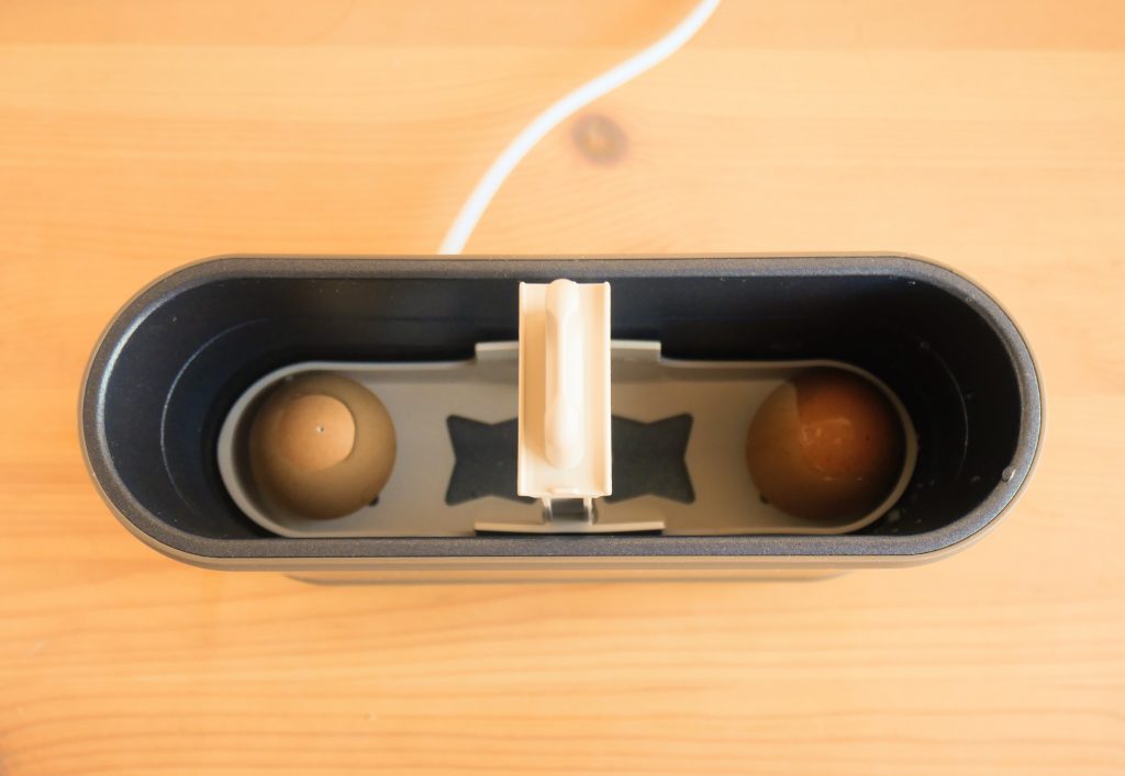 卵をセットしたエッグ&ボイルクッカーに、水を入れる様子