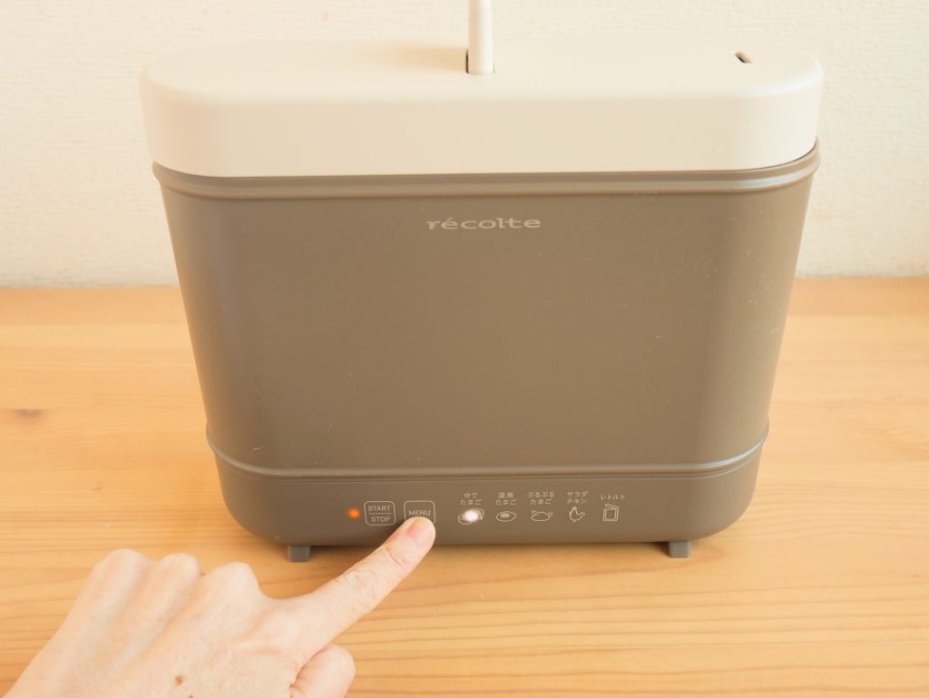 エッグ&ボイルクッカーのメニューボタンを押す様子