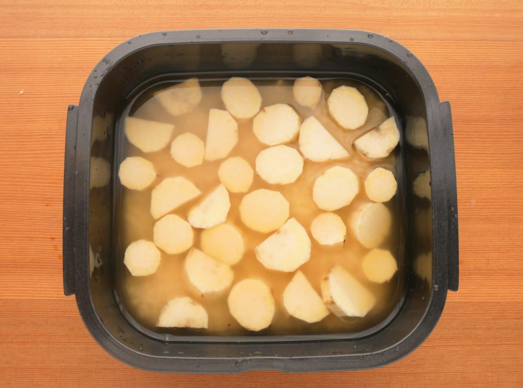 ラージカプセルにさつまいもごはんの材料を入れる様子