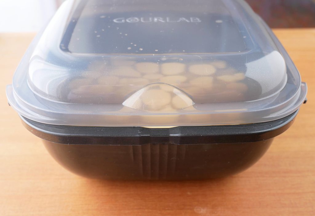 ラージカプセルのふたを閉める様子