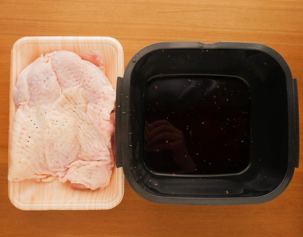 下ごしらえをした鶏もも肉と、ラージカプセルに入ったタレの材料