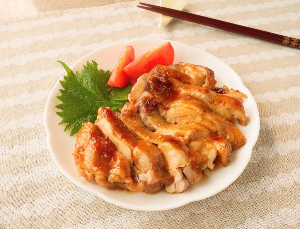 白い皿に盛られた照り焼きチキン